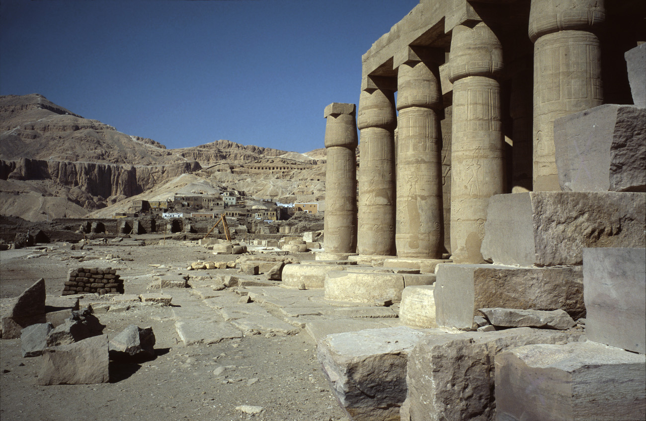 egyp10_24 ramesseum et el gournah.jpg - Thèbes Ouest  Ramesseum Le ramesseum et en fond les collines d'El Gournah, derrière lesquelles s'étend la vallée des rois Provia 100 F